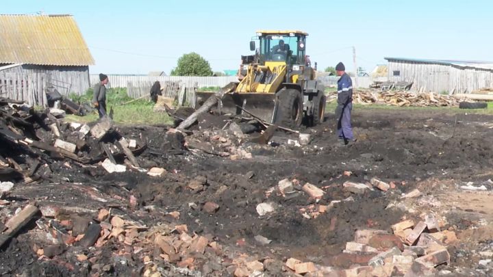 В результате пожара, произошедшего в селе Степное Озеро, две семьи остались без крыши над головой