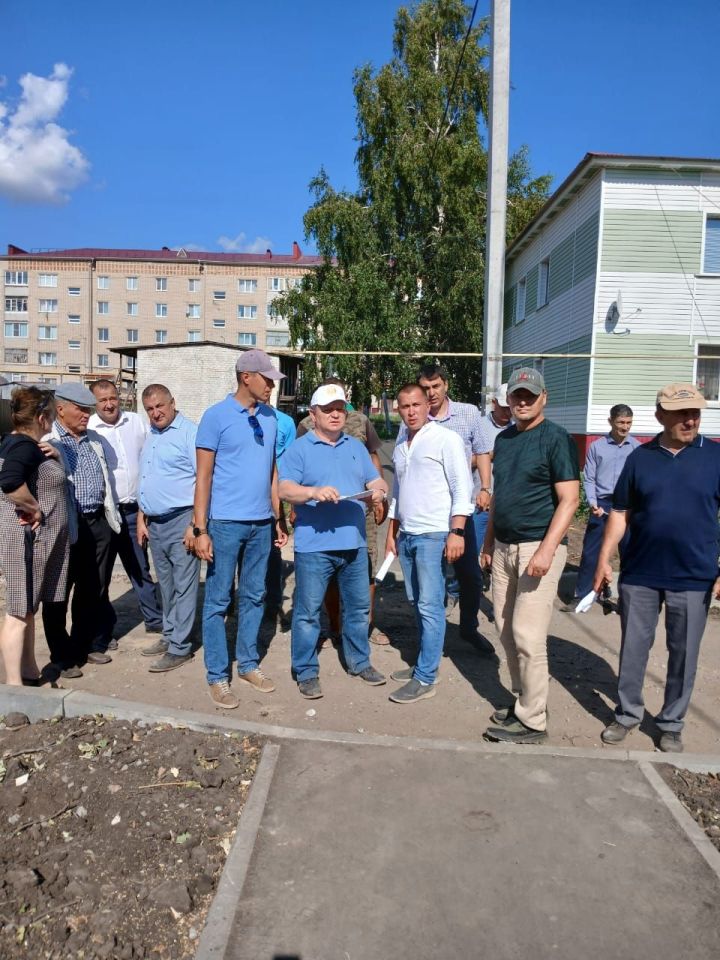Дамир Ишкинеев посетил дворы, которые благоустраивают в рамках республиканской программы «Наш двор»