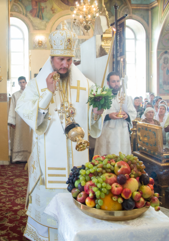 Зачем освящать яблоки в храме?