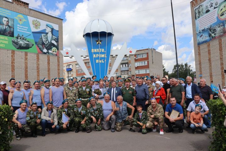 В праздновании Дня ВДВ в Нурлате принял участие боец СВО