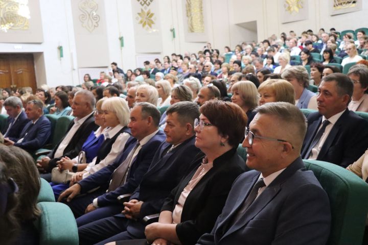 Пленарное заседание августовской конференции было богатым на награждения