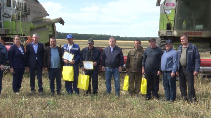 В Нурлате продолжают награждать лучших комбайнеров района