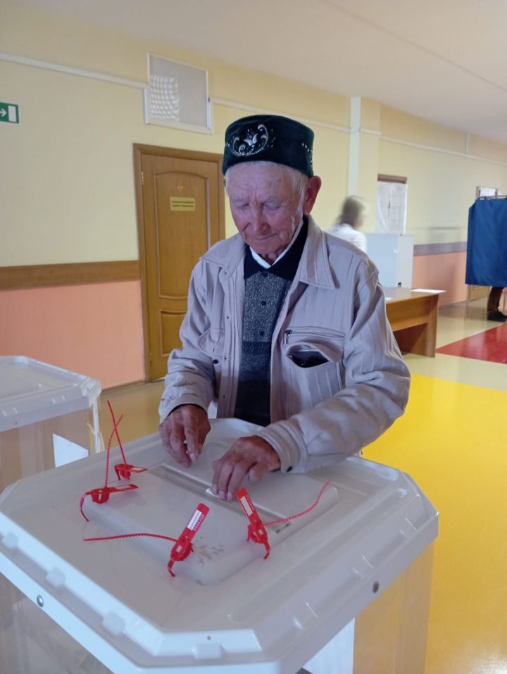 87-летний избиратель из Нурлата с самого утра поспешил на свой участок