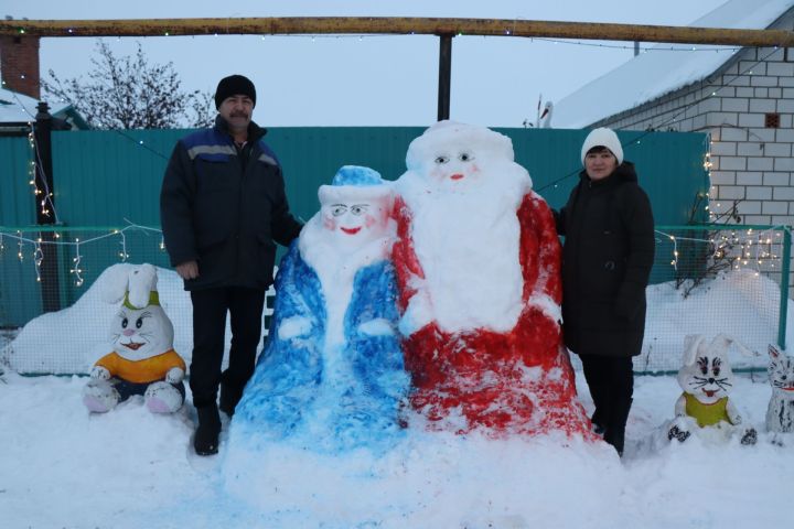 На придомовой территории семьи Салаховых из села Степное Озеро заметили Деда Мороза и Снегурочку