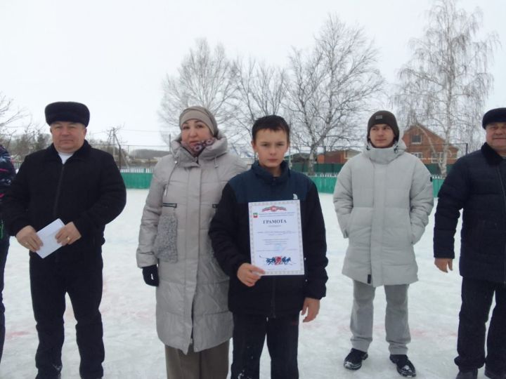 В селе Курманаево прошел турнир по хоккею среди сельских школ Нурлатского района