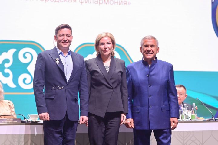 Рустему Насыбуллину торжественно вручили нагрудный знак «Заслуженный артист Республики Татарстан»