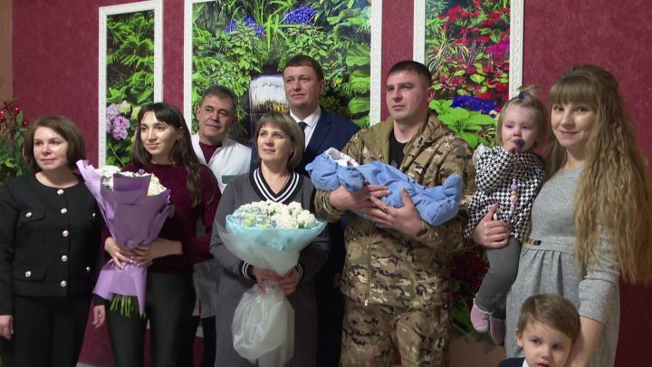 Боец СВО с позывным «Ключ» из Нурлата приехал домой на выписку новорожденного сына