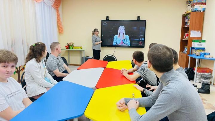 Специалисты центра «Гармония» провели беседу с подростками о буллинге