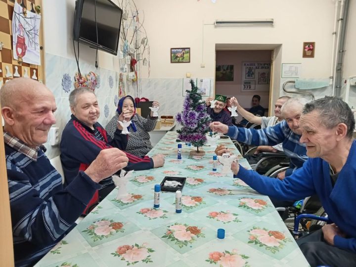 Пожилые Нурлата мастерили Рождественского ангела