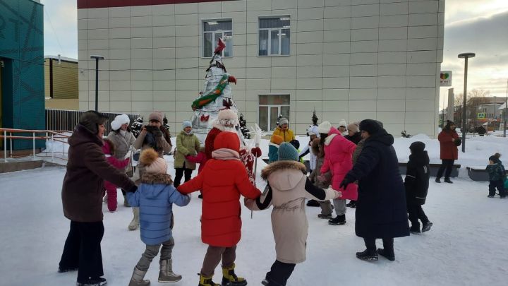 Сегодня в сквере у Нурлатской детской школы искусств «Сэлэт» дети ходили «По следам Нового года»