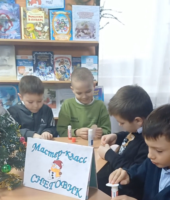 В городском филиале библиотеки №1 в новогодние каникулы состоялся мастер-класс «Новогодний снеговик»