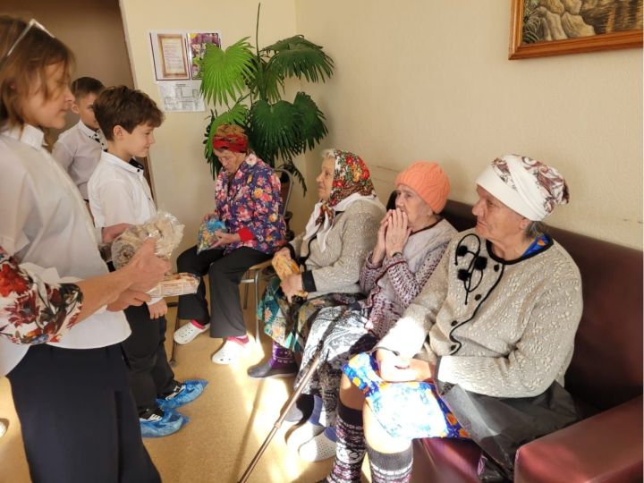 «Корзина добра»: нурлатские школьники порадовали пожилых