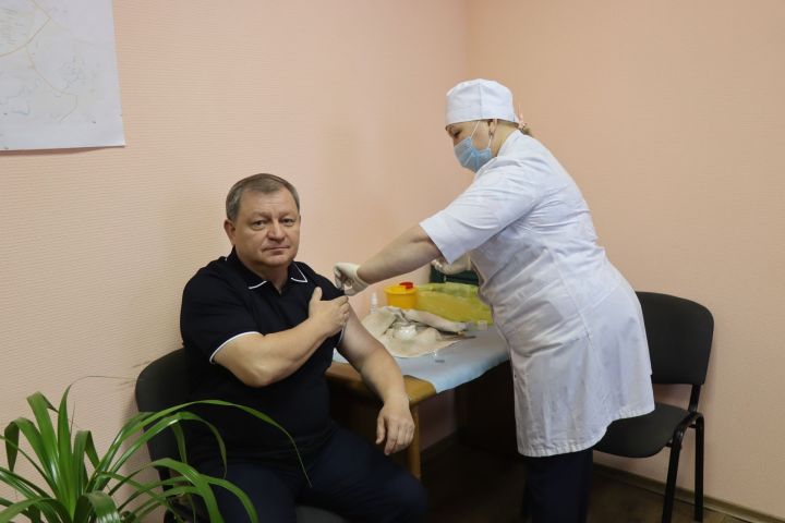 Глава Нурлатского района показал пример подчиненным и поставил прививку против гриппа