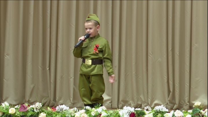 На сцене Дома Дружбы народов города Нурлат показали, как воевали песни на войне