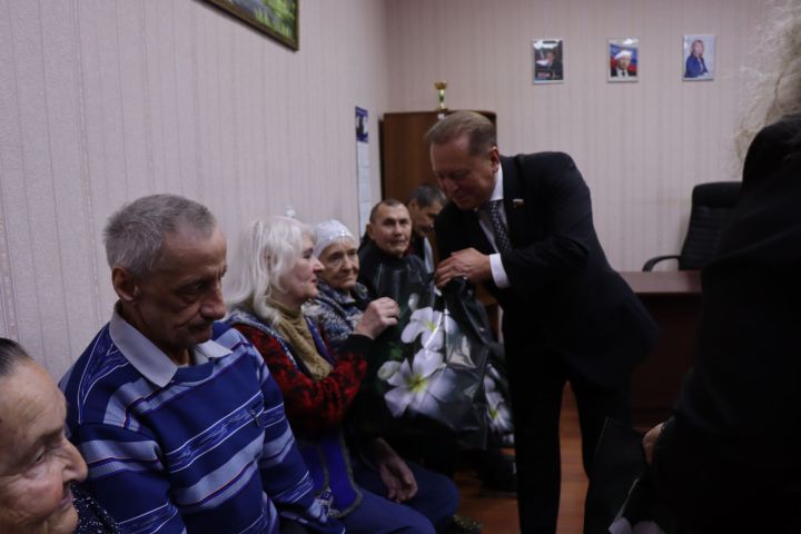 Айдар Метшин и Дамир Ишкинеев посетили Нурлатский дом-интернат для престарелых и инвалидов