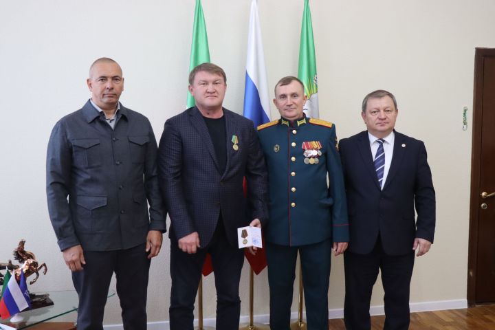 В Нурлате бойцу СВО вручили партбилет, а волонтера наградили медалью