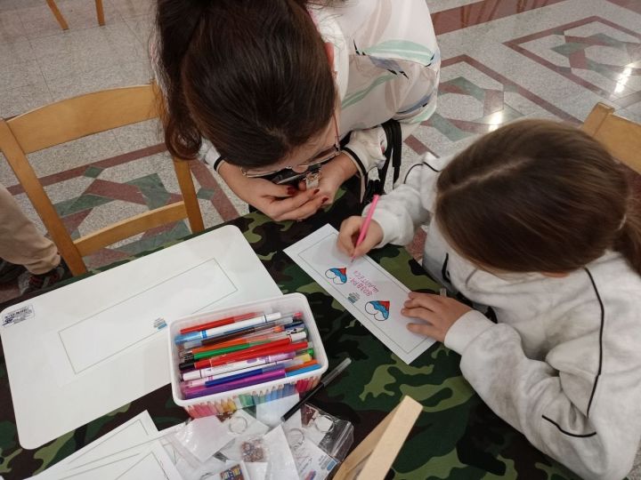 Нурлатские дети создали душевные подарки для бойцов СВО