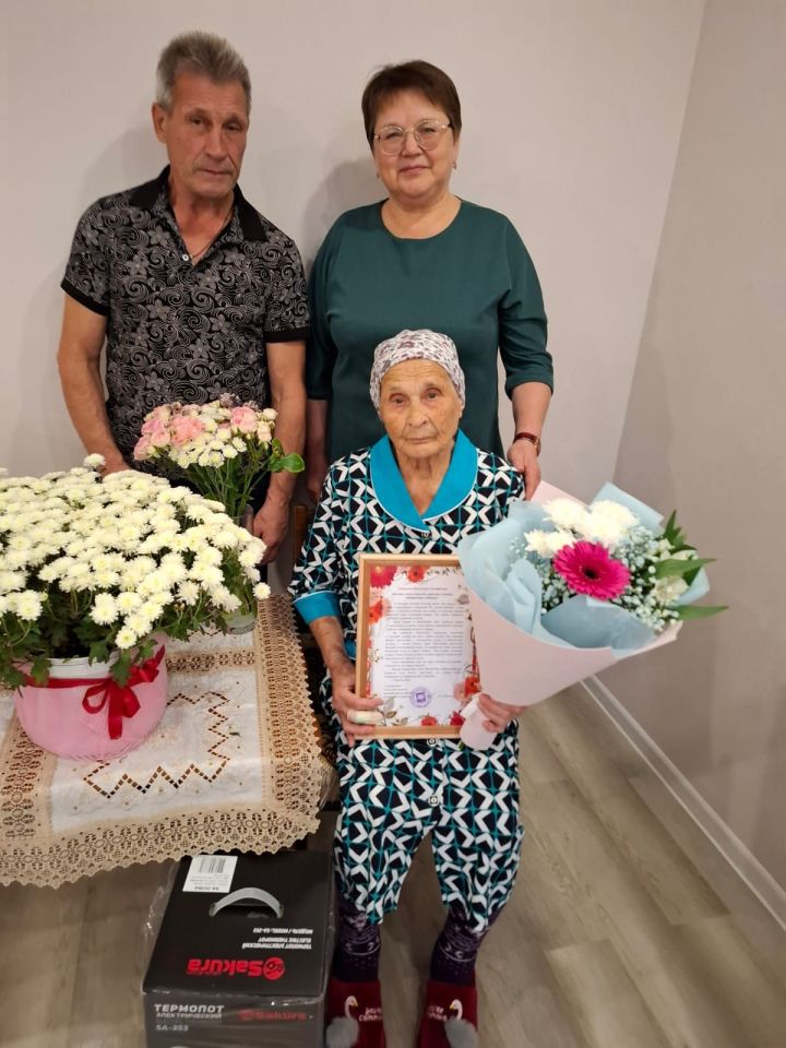 90 лет мудрости, труда и любви: жительницу Нурлата Валентину Сёмочкину поздравили с юбилеем