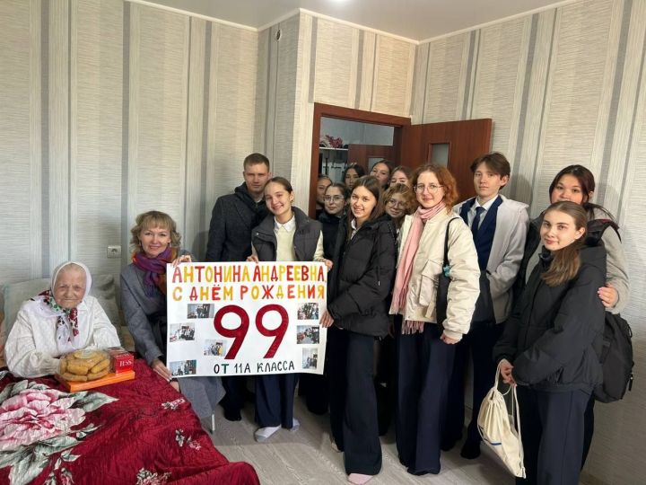Нурлатские школьники поздравили ветерана-железнодорожника с днем рождения