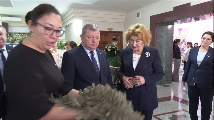 Волонтеры школы №2 показали Зиле Валеевой свои нашлемники