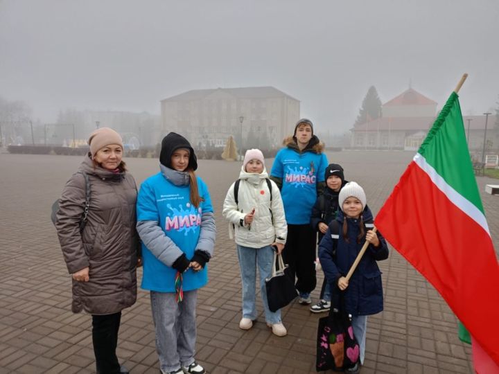 Нурлатские подростки отметили День флага Татарстана акцией