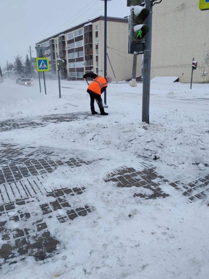 В Нурлатском районе ведут активную борьбу со снегопадом