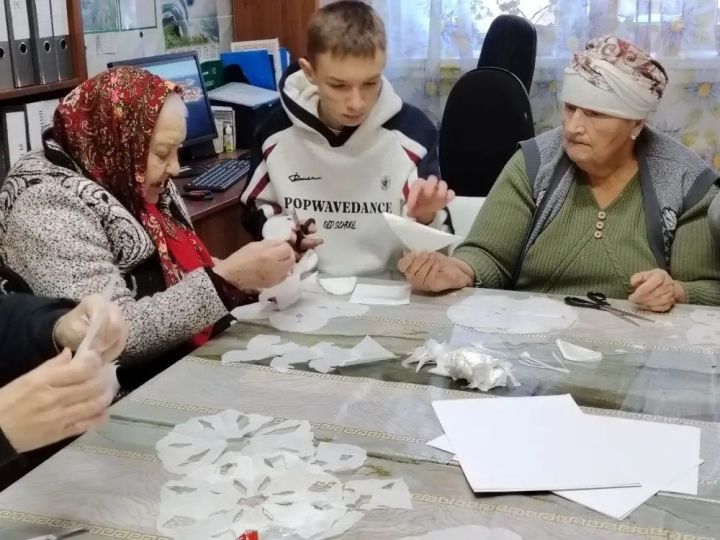 Забота Первых: школьники Нурлата подарили тепло пожилым