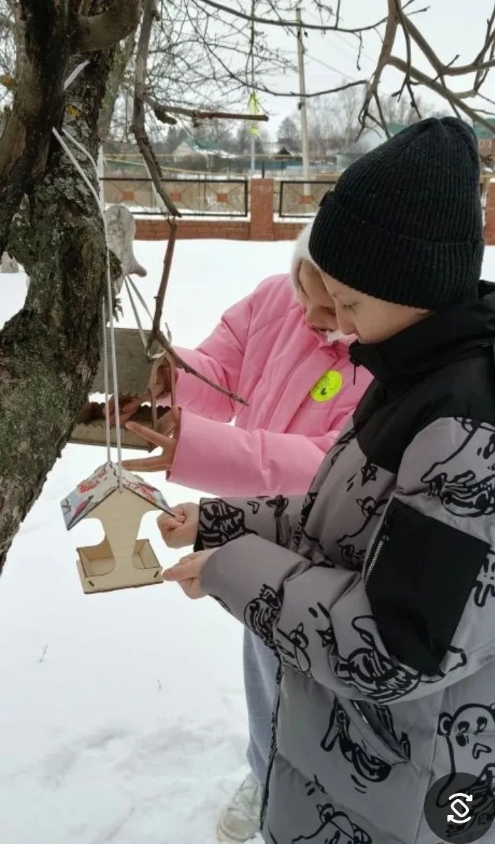 Юные экологи Мамыковской школы открыли зимнюю «столовую» для пернатых
