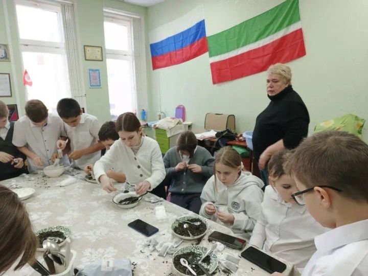 Нурлатский школьник Расул Замалеев провёл для одноклассников экскурсию в волонтёрский штаб