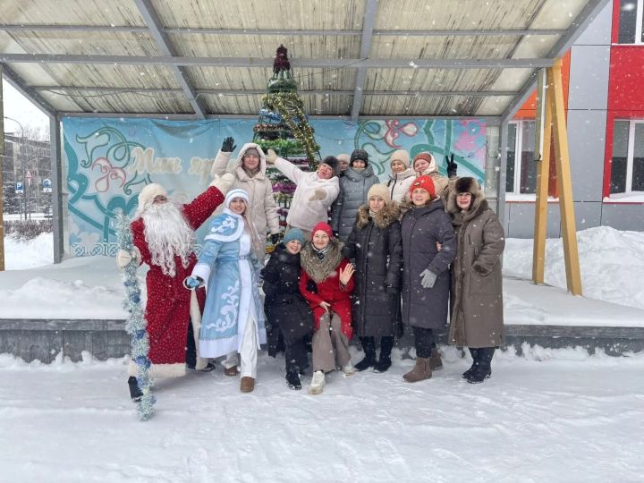 «Праздник к нам приходит»: в сквере «Музыкальный» прошла новогодняя программа от школы искусств «Сэлэт»