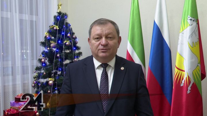 Глава района  Дамир Ишкинеев поздравляет нурлатцев с Новым годом