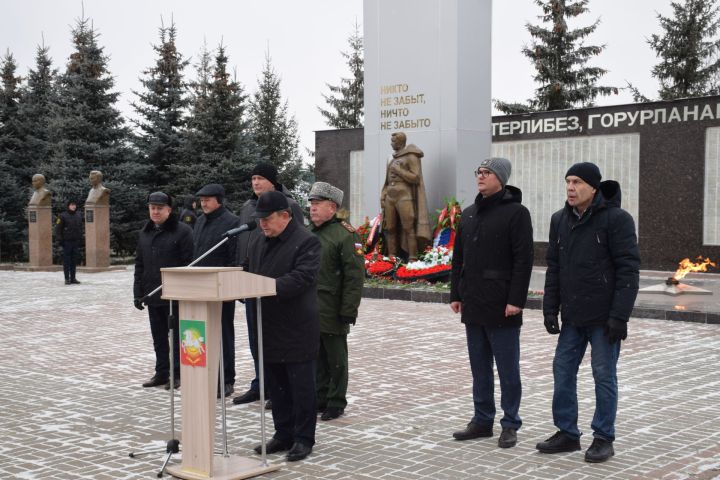 В Нурлате состоялся торжественный митинг, посвященный Дню Героев Отечества (+фоторепортаж)