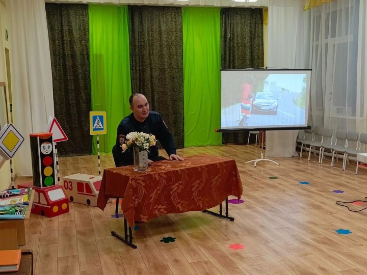 Инспектор ГИБДД провел беседу с родителями в детском саду «Колосок»
