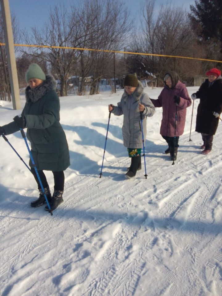 Скандинавская ходьба для пожилых подопечных Нурлатского центра «Гармония»