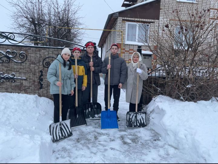 Юнармейцы школы №1 помогли расчистить от снега двор матери погибшего бойца СВО