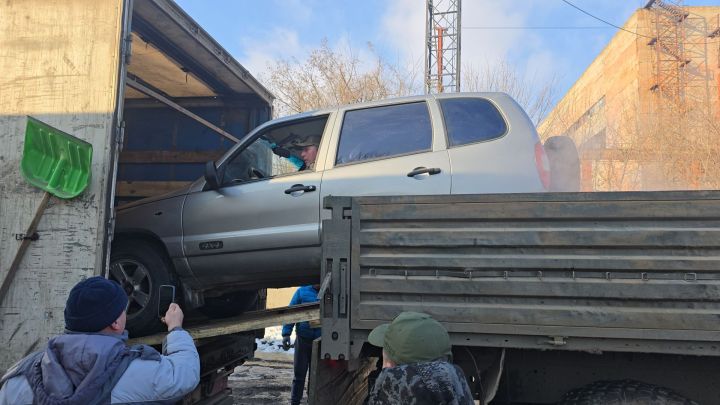 Отец погибшего на СВО нурлатца передал сослуживцам сына автомобиль