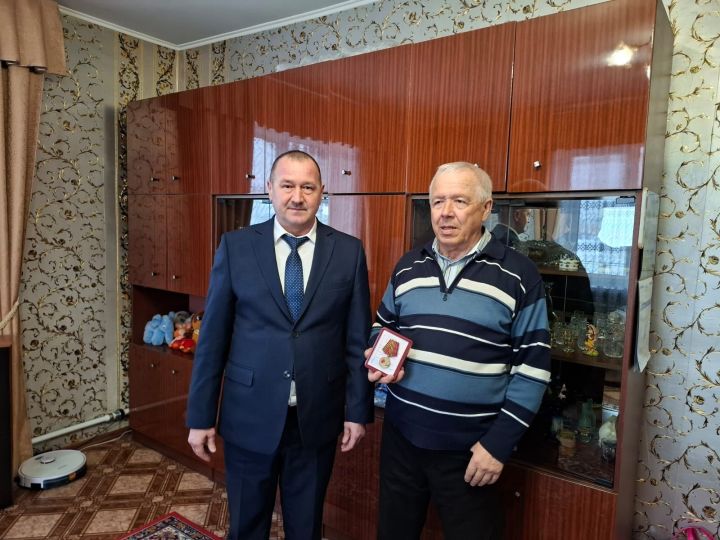 В Нурлате труженикам тыла вручили медали к 80-летию Победы
