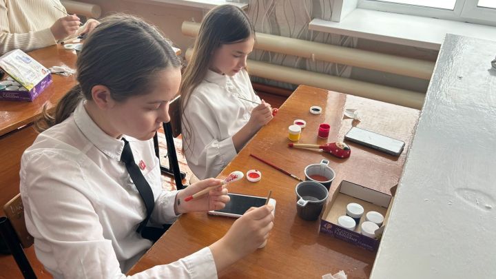 Творческое путешествие в мир орнаментов: школьники расписали деревянные ложки в Нурлатском Доме дружбы народов