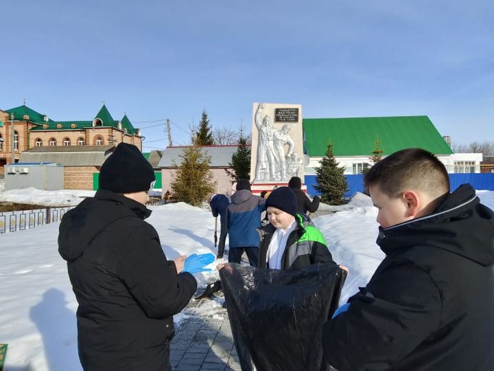 В школе №8 города Нурлат организовали субботник к 80-летию Победы