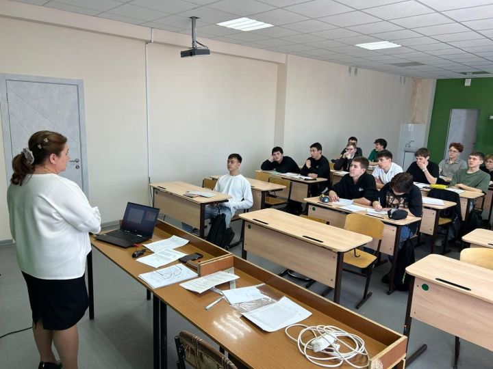 Нурлатские выпускники готовятся к ЕГЭ по физике на специальном практикуме