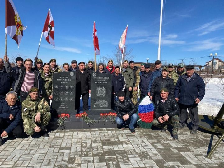 В Нурлате почтили память военнослужащих внутренних войск в их профессиональный праздник