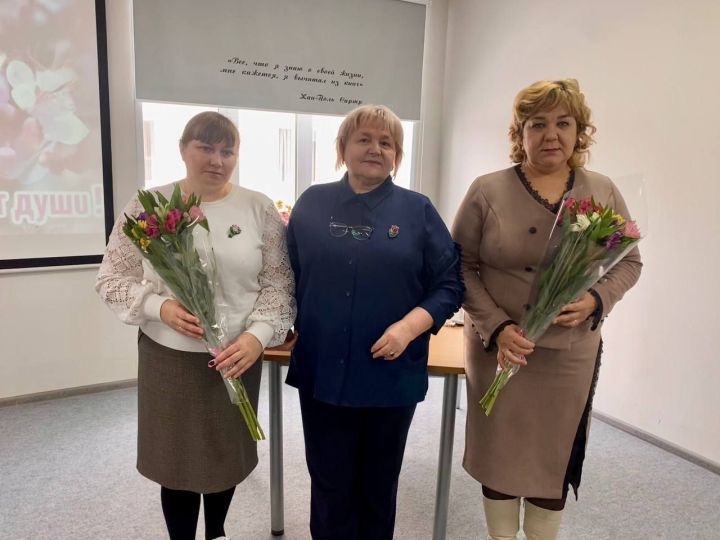 Директор библиотеки поздравила мам героев СВО с Международным женским днём
