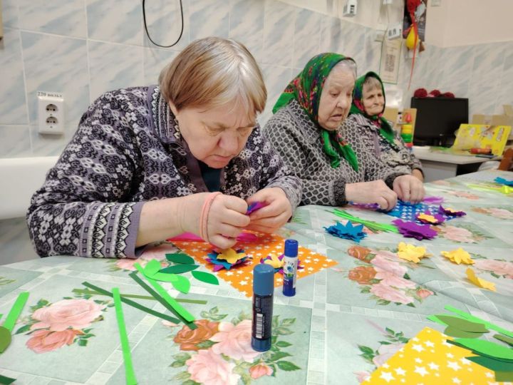 Мастер-класс «Букет цветов» прошел в Нурлатском доме престарелых