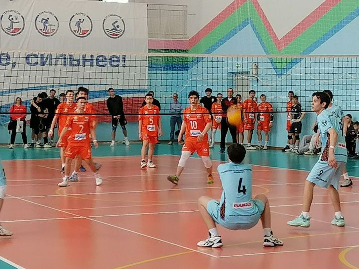 Зональный этап Чемпионата по волейболу в Нурлате завершился яркими играми