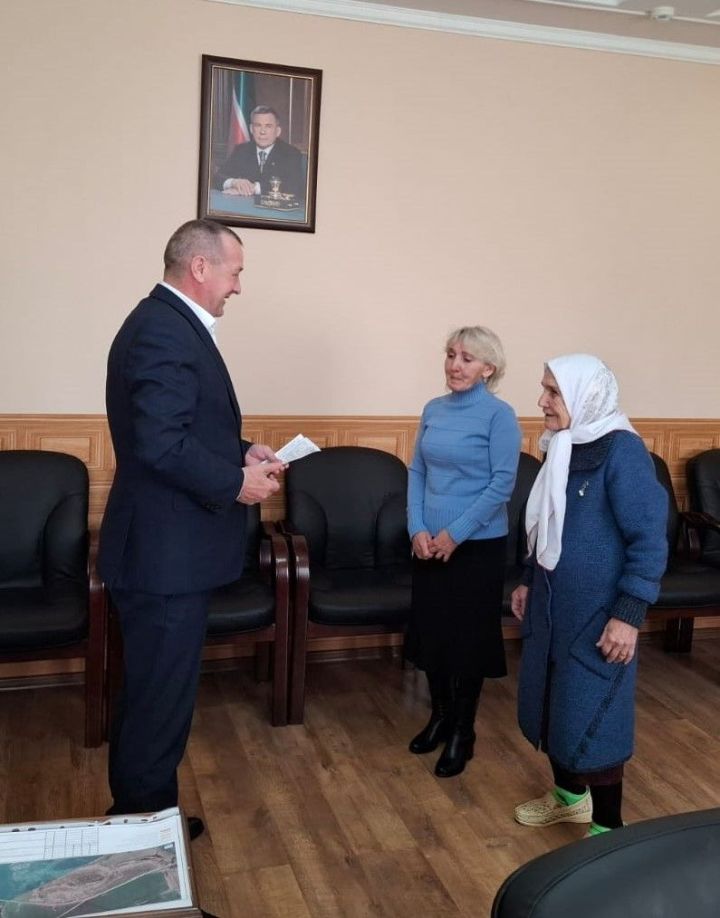 В Нурлате руководитель исполкома принял участие в акции «Районную газету – на родном языке!»
