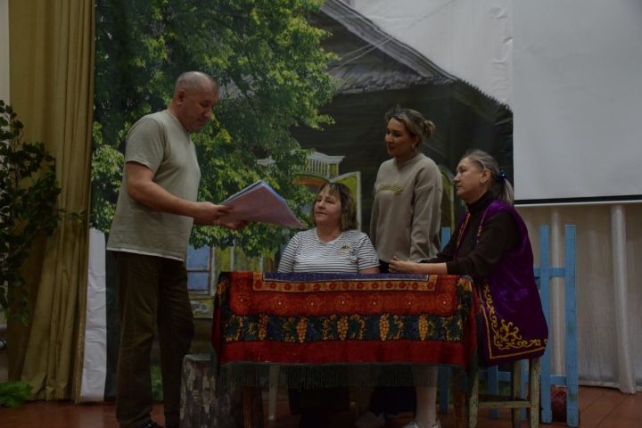 У театра – премьера