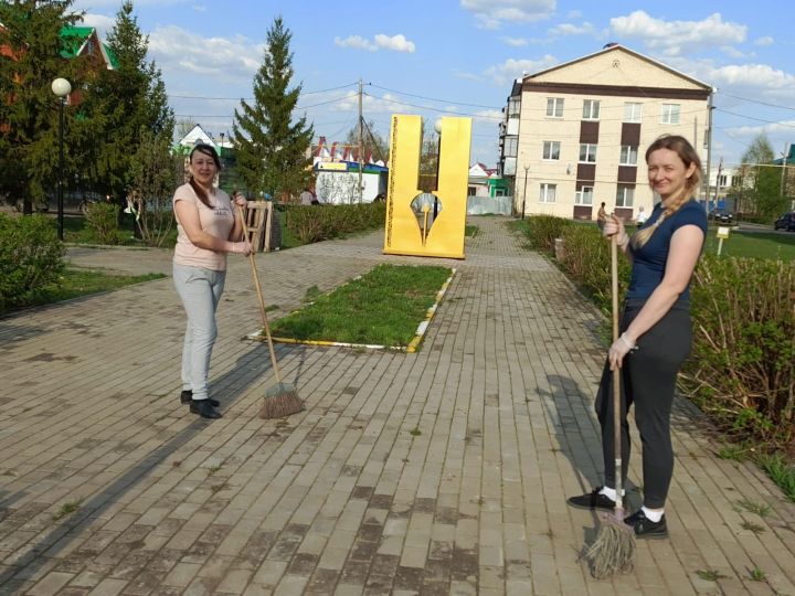 «Нурлат-информ» наводит чистоту: субботник с заботой о городе