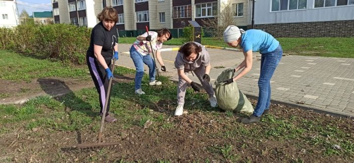 «Нурлат-информ» наводит чистоту: субботник с заботой о городе