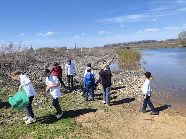 Акция «Чистая планета»: школьники Старых Челнов убрали берег водоема