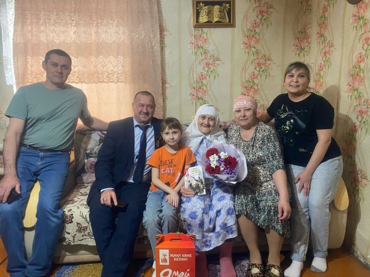 В Нурлате руководитель исполкома вручил подарки ко Дню Победы труженице тыла